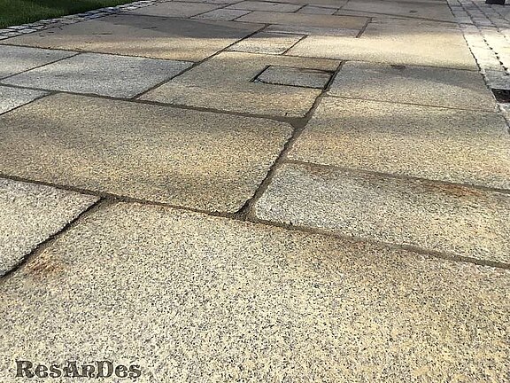 Braune Granitplatten im Römischen Verband verlegt