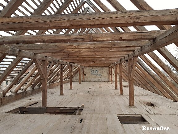 Dachstuhl mit Altholzbalken