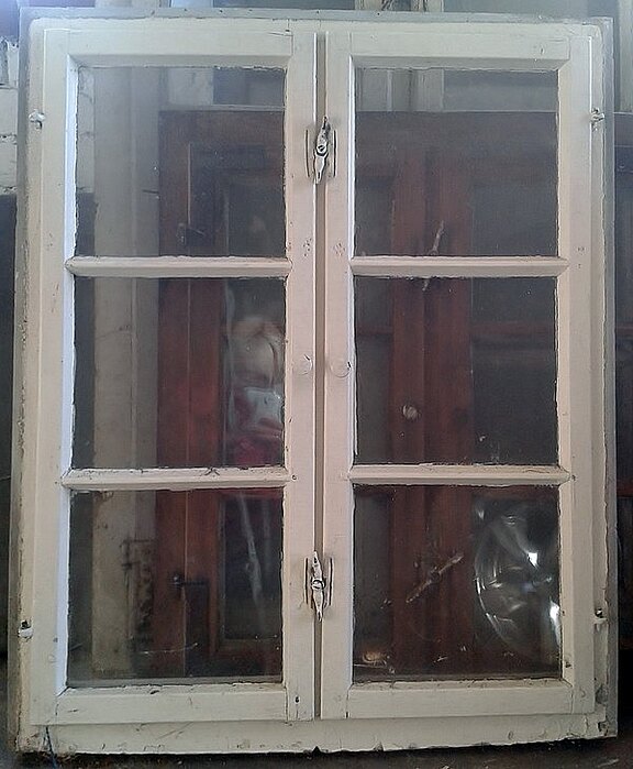 altes Fenster, weiß gestrichen