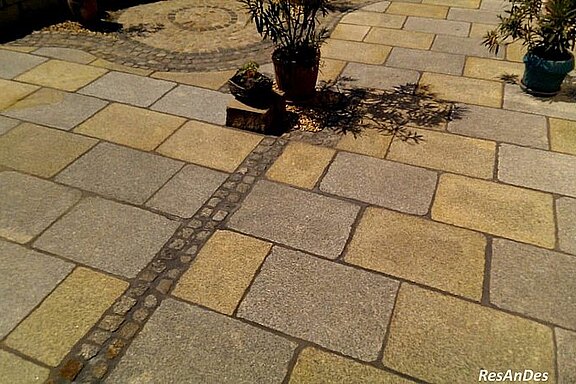 Terrassengestaltung mit historischen gelben und grauen Granitplatten