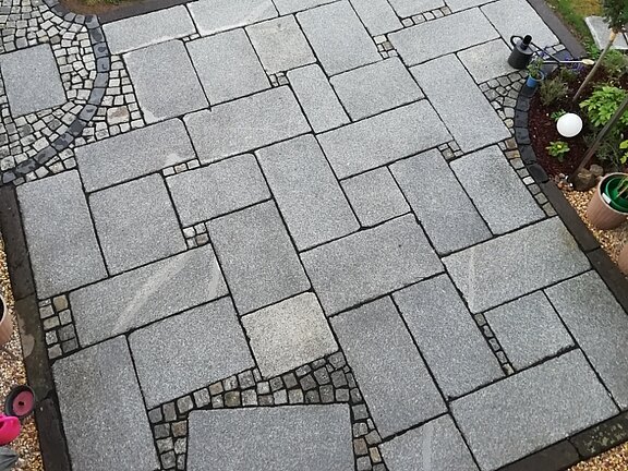 Granitplatten im Wilden Verband verlegt