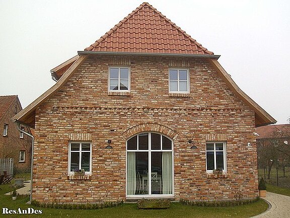 Modernes Einfamilienhaus aus alten Ziegelsteinen