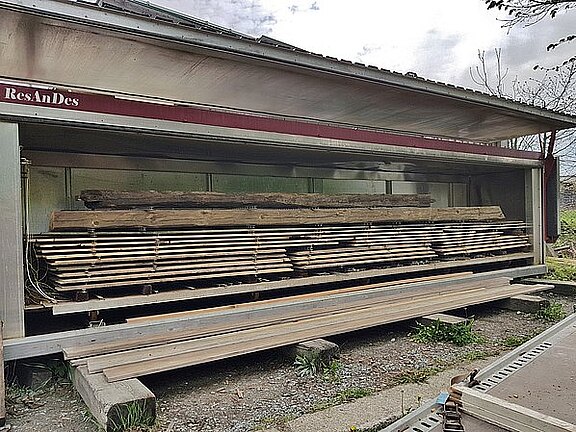 Trockenkammer mit Altholzbalken und Dielen