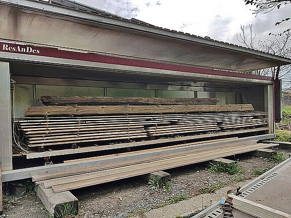 Trockenkammer mit Altholzbalken und Dielen