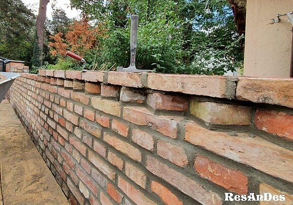 Rustikale Ziegelsteine als Mauerelement