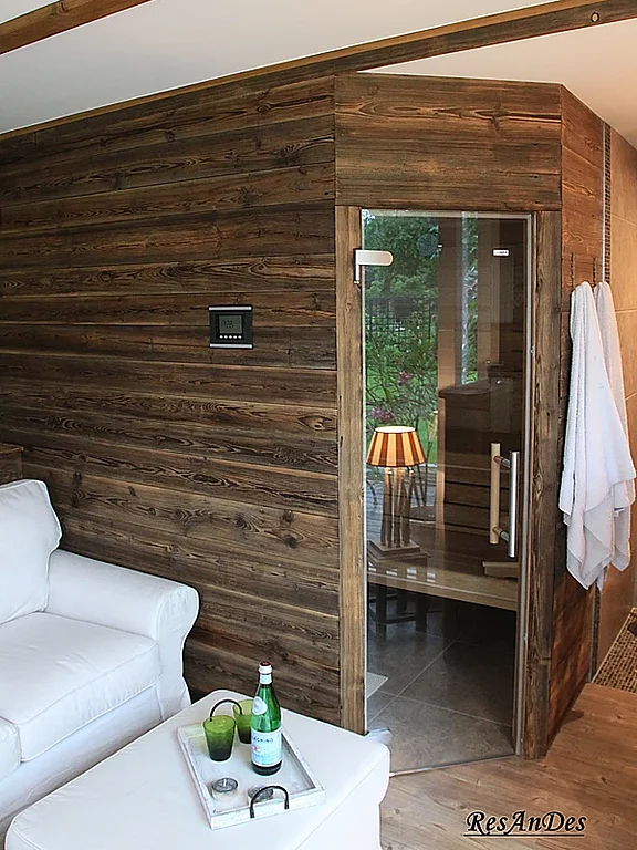 Hotelsauna mit Wandervkleidung aus Altholzbrettern