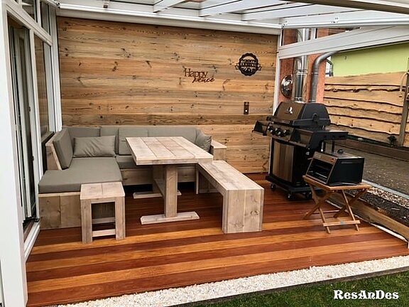 Wandverkleidung aus Altholz zur Terrassengestaltung