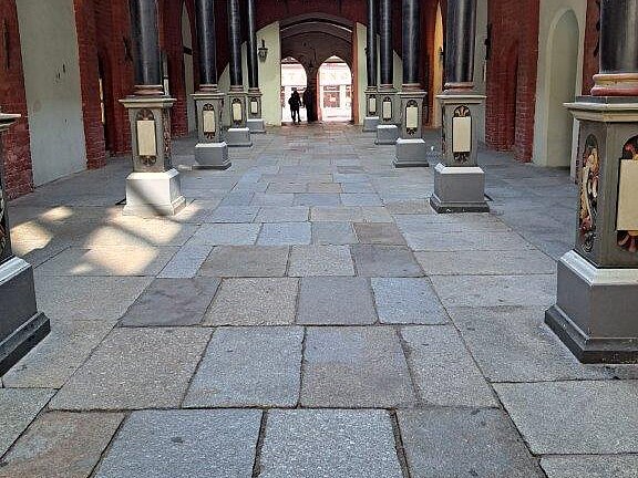 Das historische Rathaus in Strahlsund mit Großformat Wegplatten aus Granit
