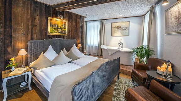 Hotelzimmer mit Altholz Wandverkleidung