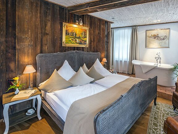 Hotelzimmer mit Altholz Wandverkleidung