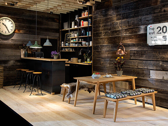 Altholz für ein rustikales Ambiente einer Theke