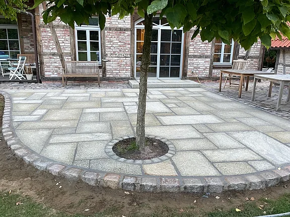 Baumeinfassung und Terasse mit großen Granitplatten