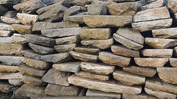 Alte Gredplatten nach dem Ausbau