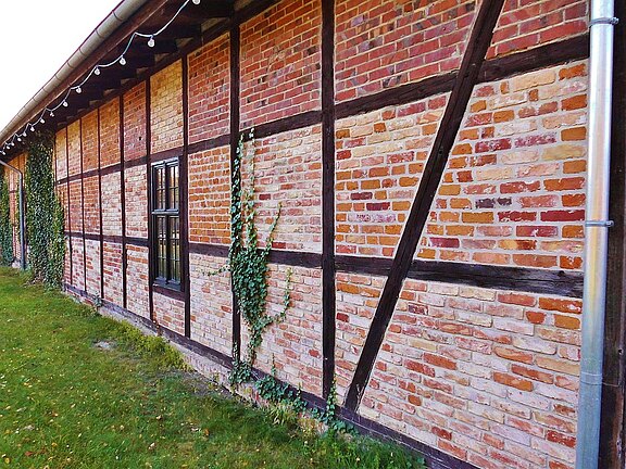 Neu errichtetes Fachwerk mit Ausfachung aus alten Ziegelsteinen
