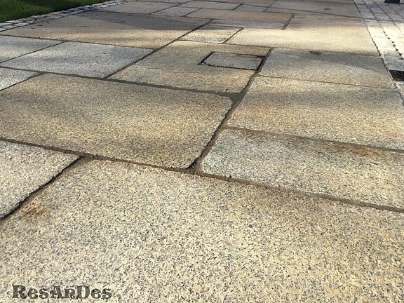 verlegte Großformat-Granitplatten