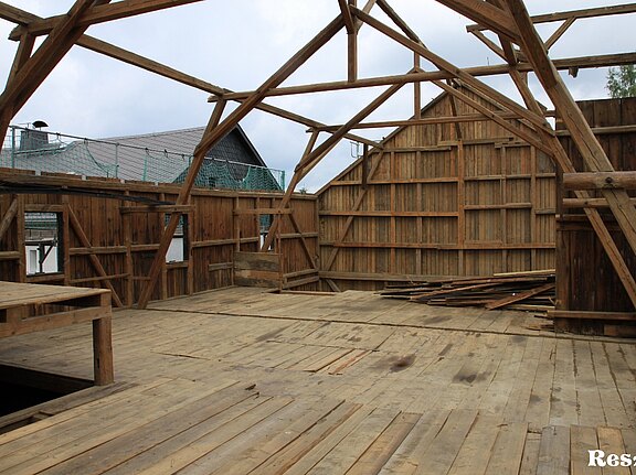 Alte Dielenbretter und Holzbalken