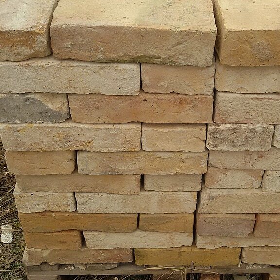 Alte Ziegelsteine auf Palette kaufen