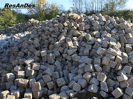 Abgefahrenes altes Großsteinpflaster