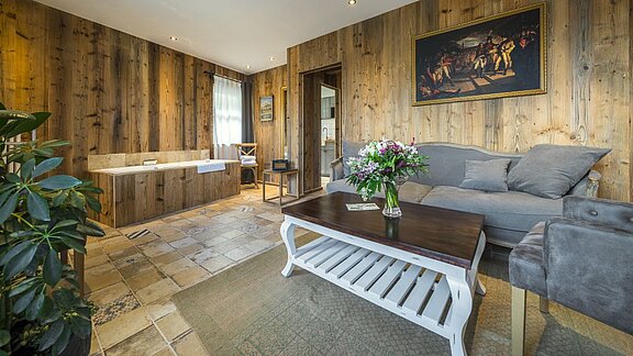 Wellnesslounge mit Antikholz