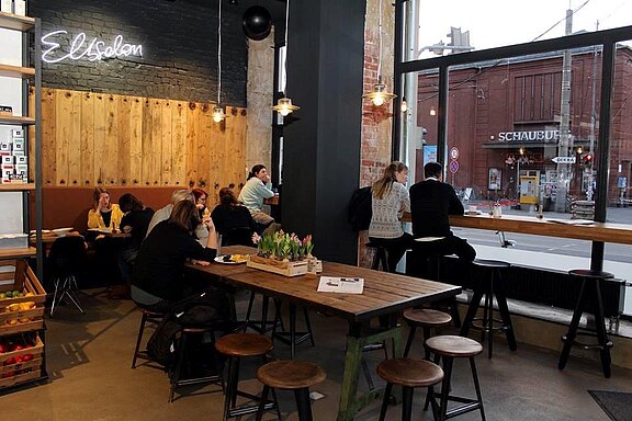 Altholzelemente als Blickfang im Elbsalon