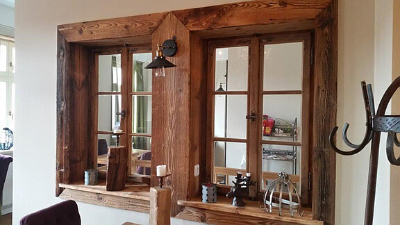 Historische Fenster im Innenbereich erzeugen spannende Sichtachsen