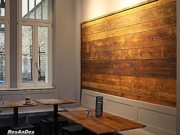 Wandverkleidung mit Antikholz