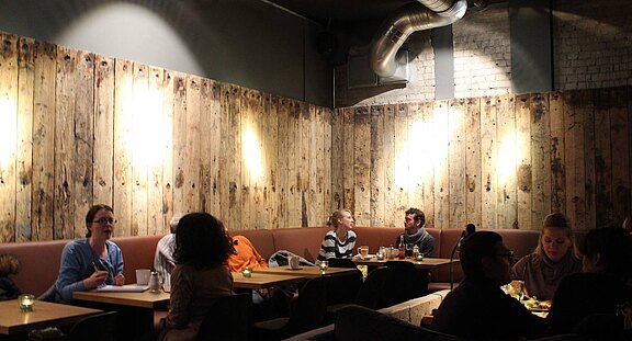 Altholzbretter verleihen dem Gastraum ein wohliges Ambiente