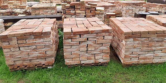 Alte Ziegelsteine auf Europaletten
