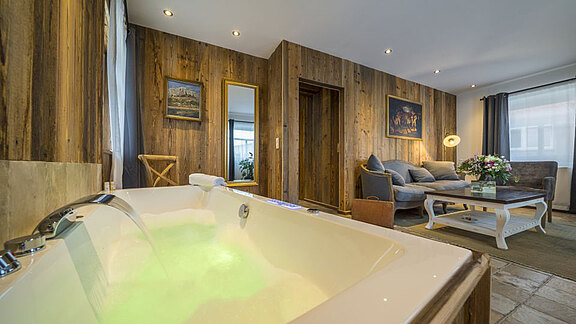 Mit Altholz exclusive Wohn - und Schlafräume schaffen