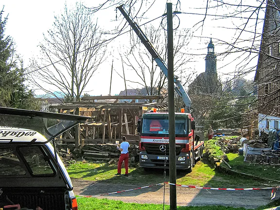 Abriss eines alten Holzgebäudes