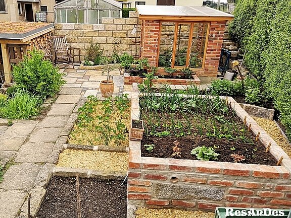 Individuelle Hochbeete aus alten Ziegeln für die Gartengestaltung