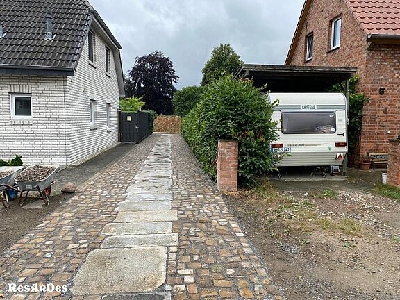 Hofeinfahrt mit alten Granitplatten