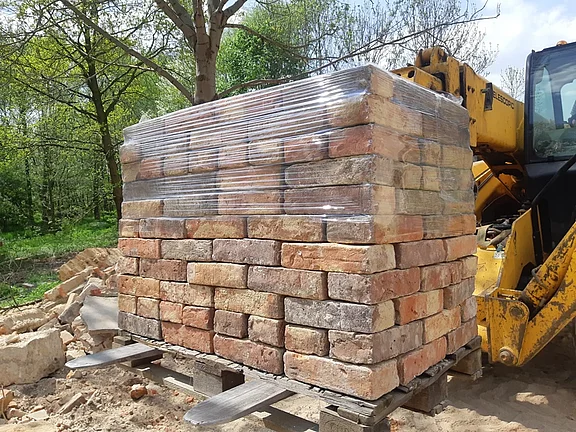 Alte Klinkersteine im Reichsformat auf Paletten