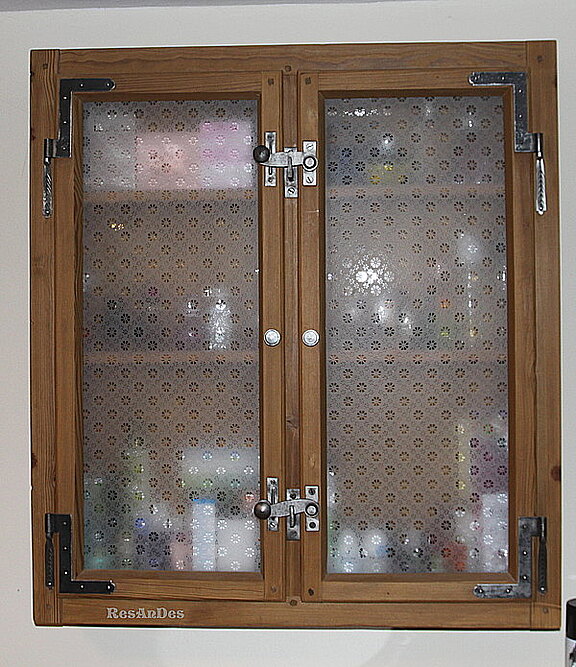 Schrank aus einem alten Fenster