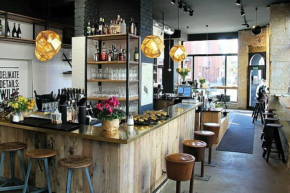 Altholz-Bar mit historischen Holzbrettern von Resandes