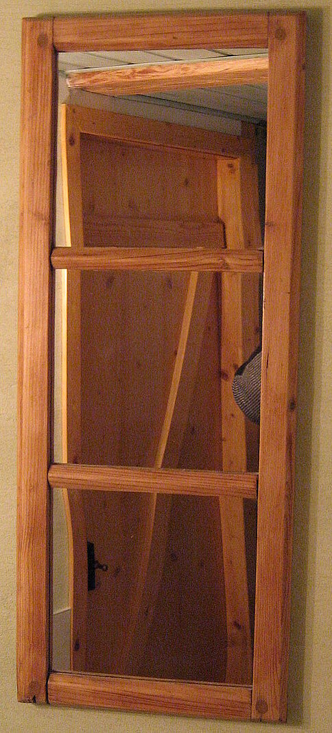 Historische Fenster mit Sprossen als Spiegel