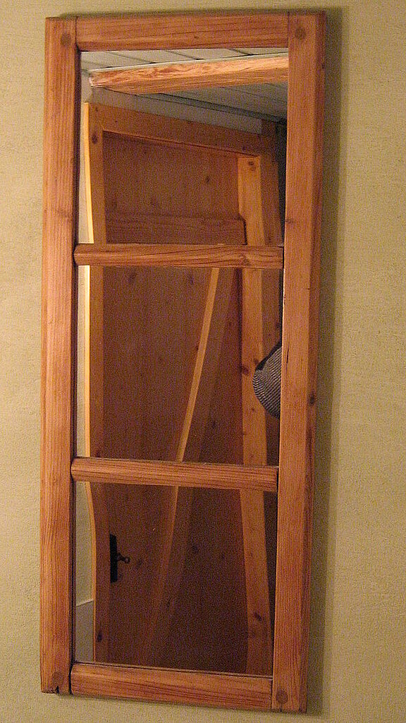 Historische Fenster mit Sprossen als Spiegel