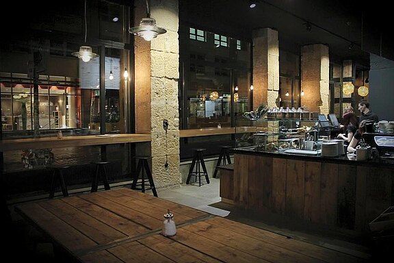 Antikholz-Raumgestaltung im Retrodesign