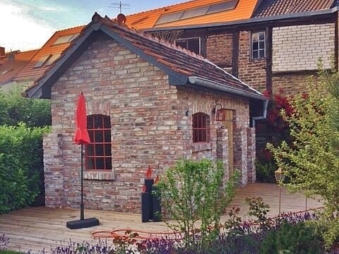Neugebautes Gartenhaus aus alten Mauerziegeln