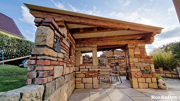 Sitzplatz mit alten Ziegelsteinen