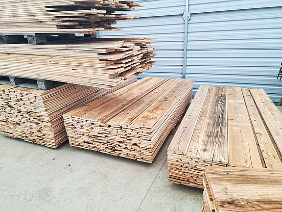 Aufbereitete Altholzschaltung auf Paletten