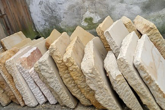 helle Sandsteinplatten in verschiedenen Formaten