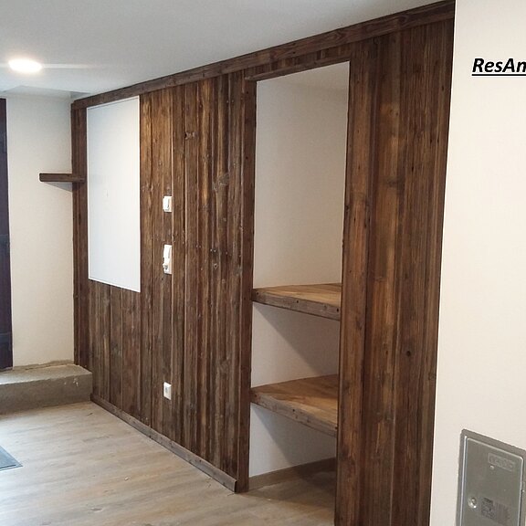 Wandverkleidung mit braunen Altholzbrettern