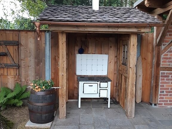 Kleine Grillecke mit historischen Baustoffen