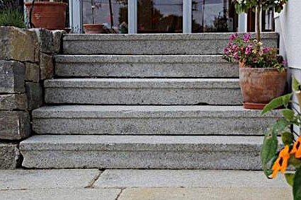 Treppenstufen aus historischem Granit