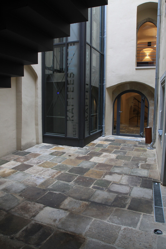 Lichthof mit großformatigen Sandsteinplatten