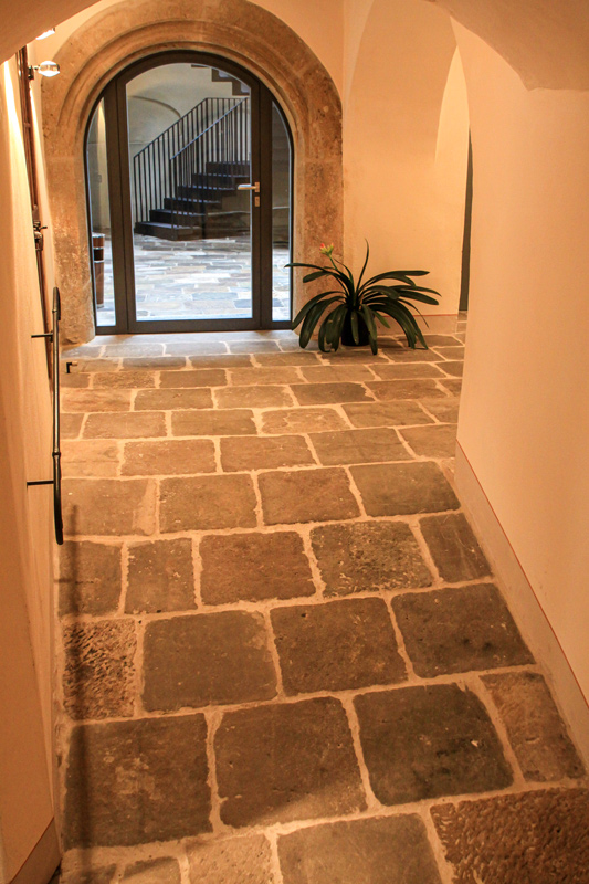 Rampe im Eingangsbereich mit Sandsteinplatten