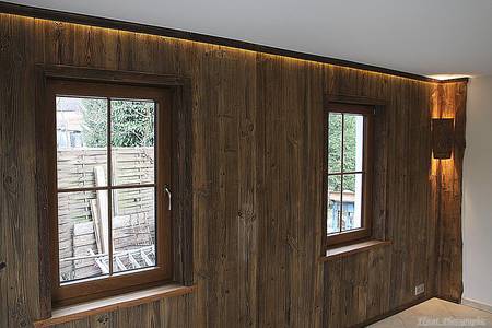 Wandverkleidung aus verwitterten Brettern